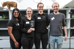TU Sieger Junge Spitzenforschung - Siegerfoto Platz 2 Das Bild zeigt das zweite Gewinnerteam bestehend aus vier Personen in Normalperspektive.