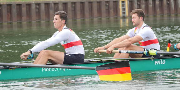 Rudern Zwei Männer in einem Ruderboot