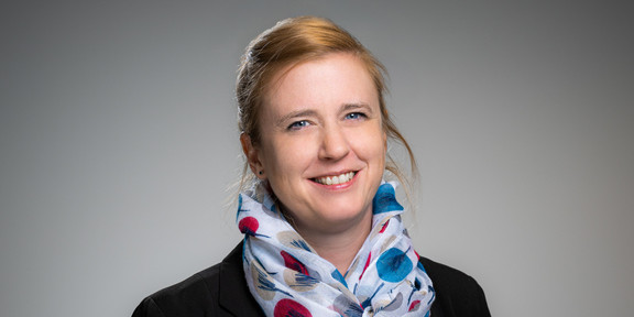 Porträtfoto von Prof. Wiederkehr: Prof. Wiederkehr trägt einen gemusterten Schal und einen schwarzen Blazer. Sie lächelt in die Kamera.