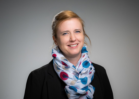 Porträtfoto von Prof. Wiederkehr: Prof. Wiederkehr trägt einen gemusterten Schal und einen schwarzen Blazer. Sie lächelt in die Kamera.