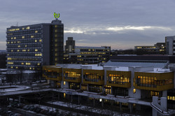 Mathetower bei Dunkelheit Der Mathetower und die Mensa bei Dunkelheit. Das TU-Logo leuchtet.