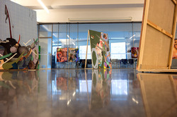 Das Foto zeigt aus Froschperspektive einen Raum, in dem mehrere Kunstwerke stehen.