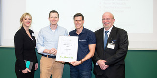 StartupAward Vier Personen bei der Preisverleihung. Zwei halten eine Urkunde in der Hand.