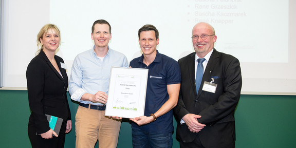 StartupAward Vier Personen bei der Preisverleihung. Zwei halten eine Urkunde in der Hand.