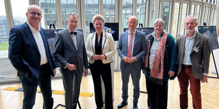 Gruppenfoto im Landtag NRW: Von links nach rechts sind TU-Rektor Prof. Manfred Bayer, Ernst Uhing, Präsident der Architektenkammer NRW, NRW-Kulturministerin Ina Brandes, Landtagspräsident André Kuper, Prof. Barbara Welzel und Prof. Wolfgang Sonne abgebildet.