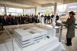 Inscription on the construction site fence: Topping-out ceremony on September 15, 2022, new research building CALEDO for TU Dortmund University