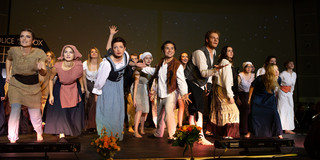 Ensemble-Mask&Music Musicaldarsteller auf der Bühne.