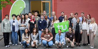 Gruppenfoto: Die Teilnehmer des 23. International Summer Program posieren vor dem Internationalen Begegnungszentrum für ein Foto.