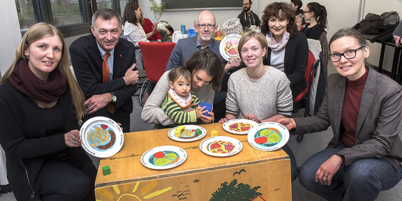 Kinderteller Gruppenfoto während des Eltern-Cafes