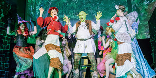 Shrek Shrek inmitten von Darstellerinnen und Darstellern