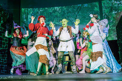 Shrek inmitten von Darstellerinnen und Darstellern