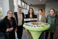 Networking bei der Eröffnung der SchülerUni im Sommersemester 2023 Networking bei der Eröffnung der SchülerUni im Sommersemester 2023