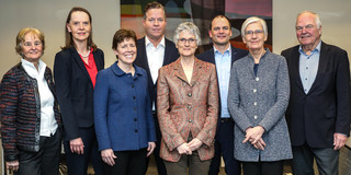 Hochschulrat 2023 Das Bild zeigt acht Personen, die für ein Gruppenfoto posieren.