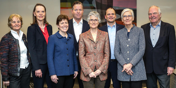 Hochschulrat 2023 Das Bild zeigt acht Personen, die für ein Gruppenfoto posieren.