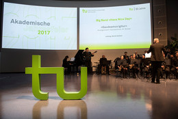 TU Logo auf der Bühne vor der Big Band