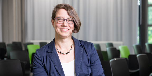 Das Foto zeigt Frau Dr. Wohlgemuth lächelnd im Porträt.