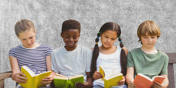 Vier Kinder, die nebeneinander sitzen und jeweils ein Buch lesen