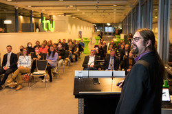 Prof. Göddeke bei seiner Rede vor Publikum Prof. Dominik Göddeke hält eine Rede vor Publikum