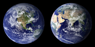 Zwei Ansichten der Erde aus dem Weltall