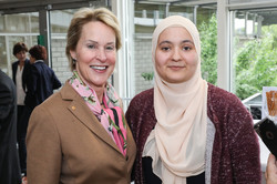 Frances Arnold und eine muslimische Studentin lächeln in die Kamera