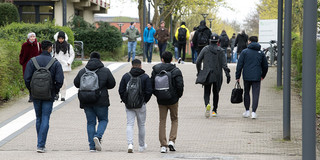 Eine Gruppe von Studierenden läuft über den Campus.