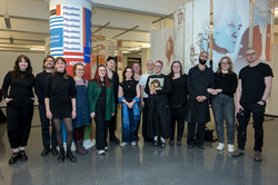 Foto: Gruppenfoto der Kunst- und Journalistikstudierenden in der Ausstellung.