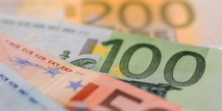 Foto: Mehrere Euro-Banknoten (200, 100, 50) in einer Reihe.