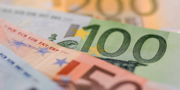 Foto: Mehrere Euro-Banknoten (200, 100, 50) in einer Reihe.