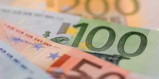 Foto: Mehrere Euro-Banknoten (200, 100, 50) in einer Reihe.