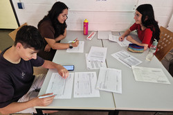 Veranstaltung "Schritt für Schritt zur Studienwahl" Teilnehmende eines Workshops bearbeiten Aufgaben.