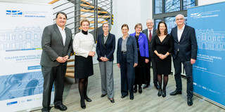 Eröffnung des College for Social Sciences and Humanities Gruppe von acht Personen im Foyer eines Gebäudes: RUB-Rektor Prof. Martin Paul, Ministerin Ina Brandes, Direktorin Prof. Julika Griem, UDE-Rektorin Prof. Barbara Albert, Prof. Ute Schneider, Prof. Friedrich Balke und Prof. Maximiliane Wilkesmann aus dem Scientific Board sowie TU-Rektor Prof. Manfred Bayer.