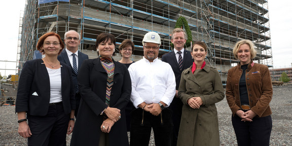 Gruppenfoto vor CALEDO-Rohbau