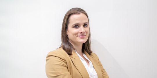 Prof. Alba Diéguez Alonso Portrait einer braunhaarigen Frau vor einer weißen Wand