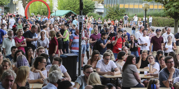 Aufnahme beim Sommerfest der TU Dortmund. Es herrscht reges Treiben auf dem Campus Nord.