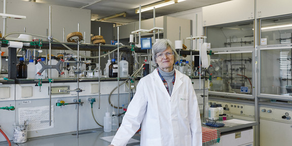 Portrait of Christa Hauschild in her laboratory 