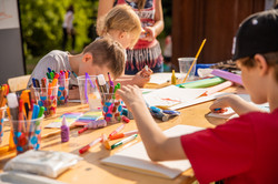 Kinder malen mit Buntstiften auf Papier