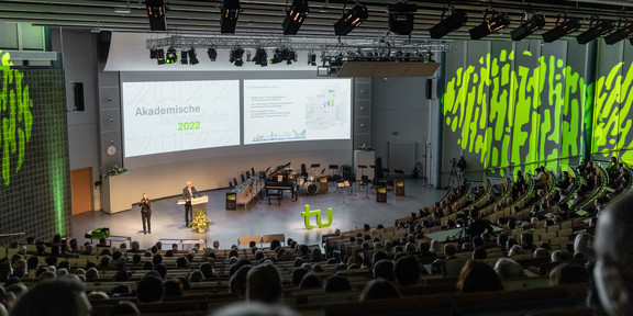 Ein voller Saal mit Menschen bei der Akademischen Jahresfeier der TU Dortmund.