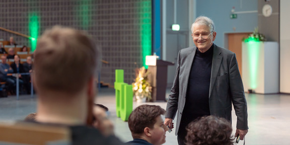 Prof. Dr. Klaus von Klitzing im Audimax. Im Hintergrund das TU-Logo.