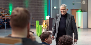 Prof. Dr. Klaus von Klitzing im Audimax. Im Hintergrund das TU-Logo.
