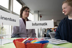 Networking bei der Eröffnung der SchülerUni im Sommersemester 2023 Networking bei der Eröffnung der SchülerUni im Sommersemester 2023
