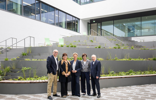 Gruppenfoto im Innenhof des neuen Gebäudes: (v.l.) Prof. Dr. Manfred Bayer, Gabriele Willems, Ina Brandes, Prof. Gabriele Sadowski