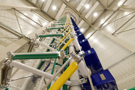 Impulsgenerator Ein hohe Maschine bestehend aus mehreren bunten Bauteilen.
