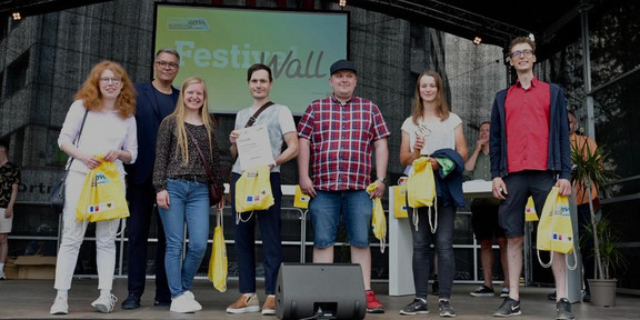 Siegerehrung vom STADTRADELN mit fünf Mitgliedern des "Team Mathe" und dem Dortmunder Oberbürgermeister, die gemeinsam auf eienr Bühne stehen 