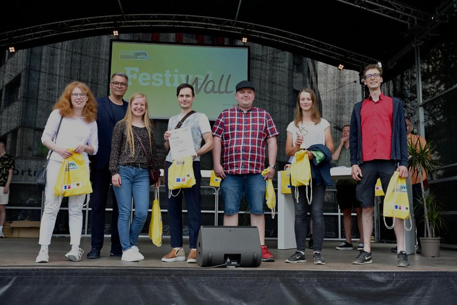 Siegerehrung vom STADTRADELN mit fünf Mitgliedern des "Team Mathe" und dem Dortmunder Oberbürgermeister, die gemeinsam auf eienr Bühne stehen 
