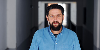Portrait photo of Prof. Aladin El-Mafaalani: Prof. El-Mafaalani wears a light blue shirt and a dark beard.