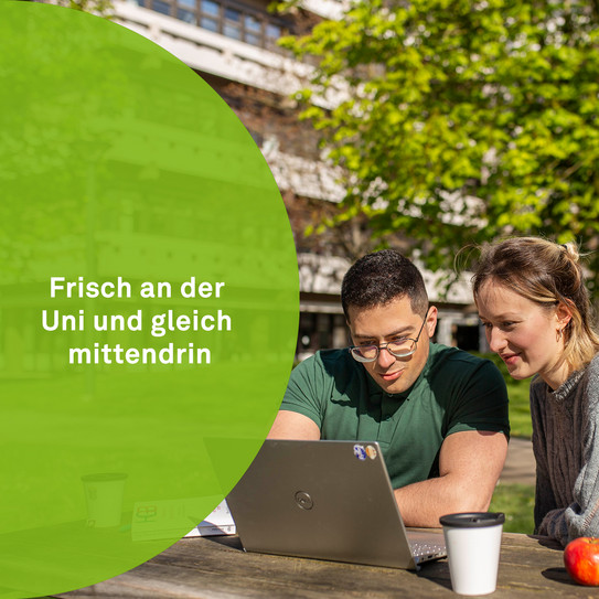 Studierende sitzen im Freien am Campus