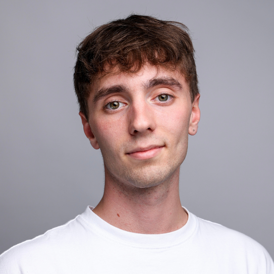 Portrait von Malte Steinmüller, ein Student mit kurzen braunen Haaren.
