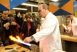 Glasbläser an Bunsenbrenner in Aktion