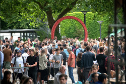 viele stehen auf dem TU-Campus