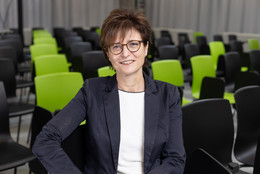 Januar Porträtbild einer Frau, diese Frau ist Prof. Gabriele Sadowski und sitzt auf einem Stuhl.
